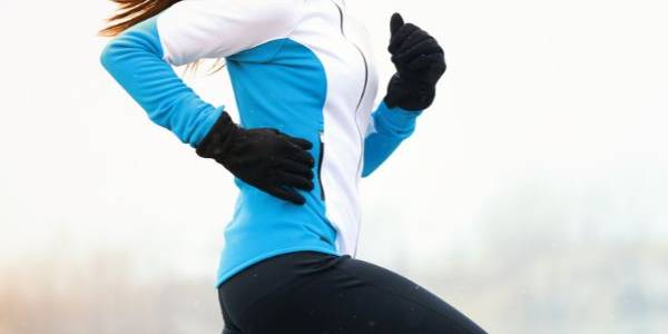 Jak biegać zimą: Wskazówki, które pozwolą Ci biegać zdrowo przez cały sezon